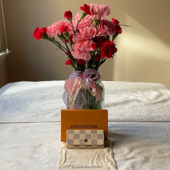 🔑 LOUIS VUITTON DAMIER AZUR 4 KEY HOLDER 🔑NWT🔑 - Picture 2 of 16